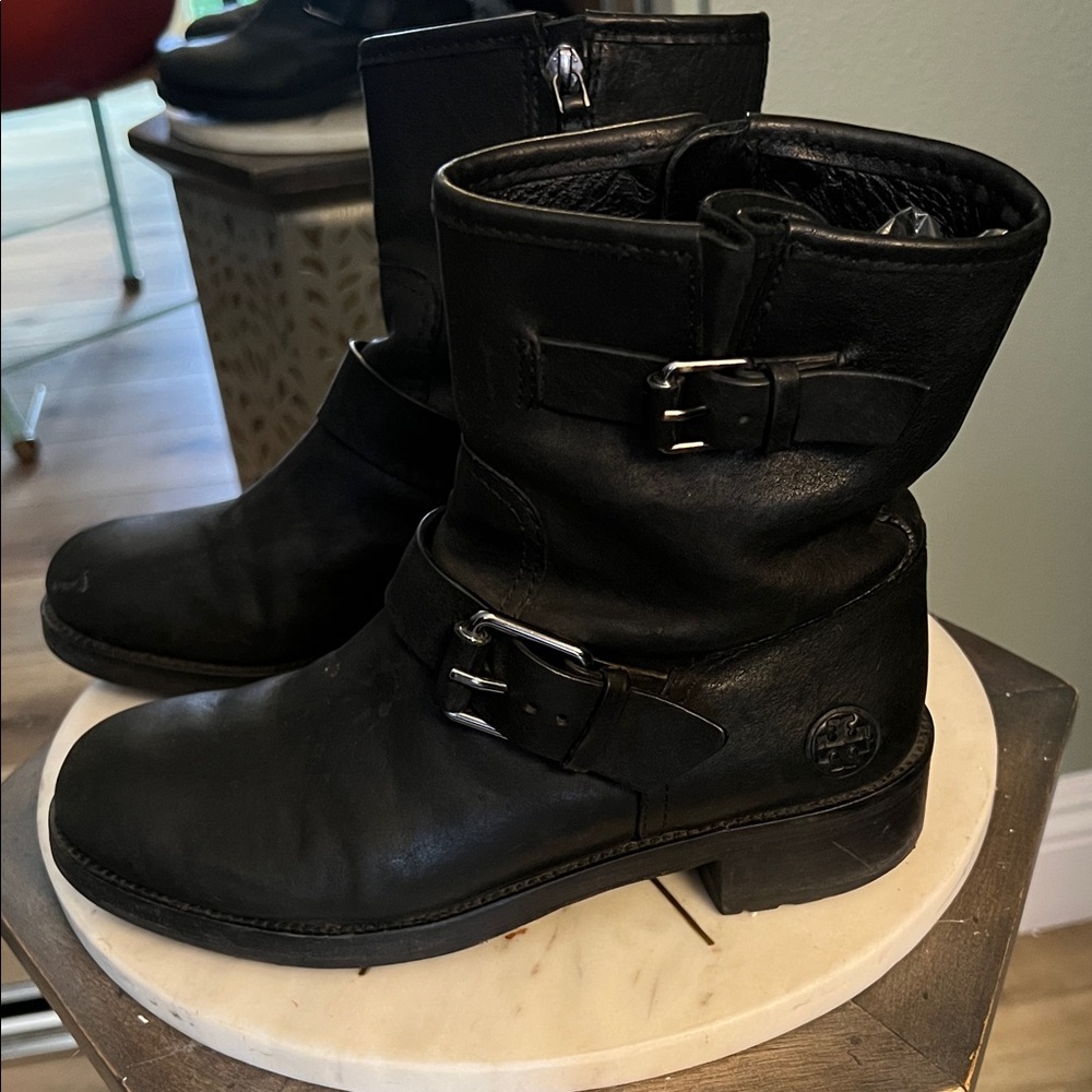 🛑 1 hour sale. Tory Burch, size 6 Black Chelsea Moto Boots with Buckle & zip up